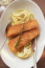 Fried salmon fillets and spaghetti — Stock Photo