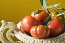 Tomates frescos em tigela — Fotografia de Stock