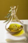 Olio di oliva in caraffa — Foto stock