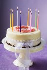 Торт на день народження зі свічками — стокове фото