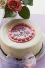 Gâteau d'anniversaire avec inscription — Photo de stock