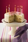 Pastel de cumpleaños con velas - foto de stock