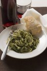 Linguine mit Pesto und Weißbrot — Stockfoto