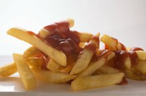 Ketchup sur frites de pommes de terre — Photo de stock