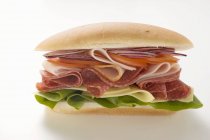 Sandwich mit Salami und Schinken — Stockfoto