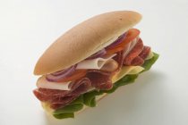 Sandwich jambon, fromage et salade — Photo de stock