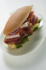 Sandwich jambon, fromage et salade — Photo de stock