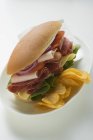 Сэндвич с чипсами на тарелке — стоковое фото