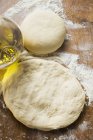 Вид зверху на сире тісто з борошном і олією — стокове фото