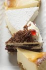 Morceaux de gâteau sur plaque blanche — Photo de stock