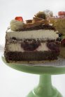 Morceaux de gâteau sur le stand de gâteau — Photo de stock