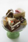 Kuchenstücke am Kuchenstand — Stockfoto