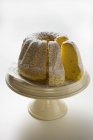 Torta de anillo con azúcar glaseado - foto de stock