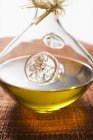 Оливковое масло в стекле Cruet — стоковое фото