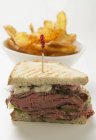 Roastbeef Sandwich mit Chips — Stockfoto