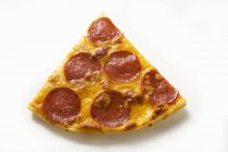 Stück Salami und Käse-Pizza — Stockfoto