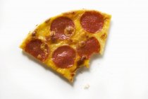 Pezzo di salame e pizza al formaggio — Foto stock