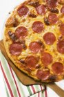 Pizza de salami y queso - foto de stock