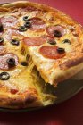 Pizza au salami, fromage et olives — Photo de stock