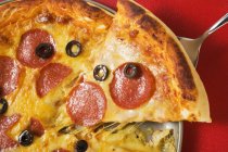 Pizza con salami, queso y aceitunas - foto de stock