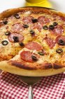 Pizza com salame, queijo e azeitonas — Fotografia de Stock