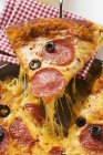 Пицца с салями, сыром и оливками — стоковое фото