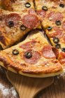 Pizza con salumi, formaggi e olive — Foto stock