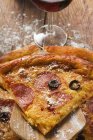 Pizza mit Salami, Käse und Oliven — Stockfoto