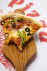Pedaço de pizza com queijo — Fotografia de Stock