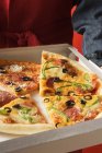 Piezas de diferentes pizzas - foto de stock