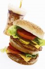 Doppio cheeseburger e cola — Foto stock
