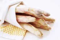 White asparagus in tea towel — Stock Photo