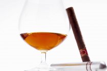 Glas Cognac und Zigarre — Stockfoto