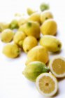 Свежие и спелые лимоны — стоковое фото
