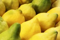 Filas de limones frescos - foto de stock