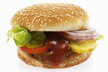 Hambúrguer suculento com ketchup — Fotografia de Stock