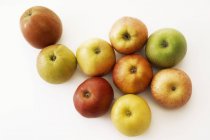 Surtido de manzanas frescas - foto de stock