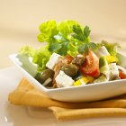 Греческий салат с гренками — стоковое фото