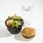 Гамбургер и минеральная вода — стоковое фото