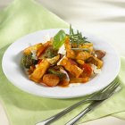 Rigatoni pasta con verduras - foto de stock