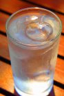 Склянка води з кубиком льоду — стокове фото