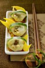Фрикадельки с манговым соусом — стоковое фото