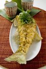 Vista de cerca del pescado Zander frito con hojas de cilantro - foto de stock