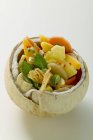Vue rapprochée de la salade de fruits exotiques dans la noix de coco creusée — Photo de stock