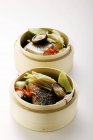 Морской окунь с имбирем и овощами на белом фоне — стоковое фото
