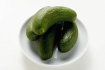 Calabacines bebé verde en tazón - foto de stock