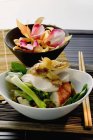 Poitrine de poulet et crevettes sur légumes sur assiette blanche et noire — Photo de stock