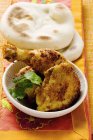 Vista close-up de frango picante Tandoori com pão chato — Fotografia de Stock