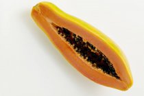 Половина папайи — стоковое фото