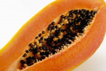 La mitad de la papaya fresca - foto de stock